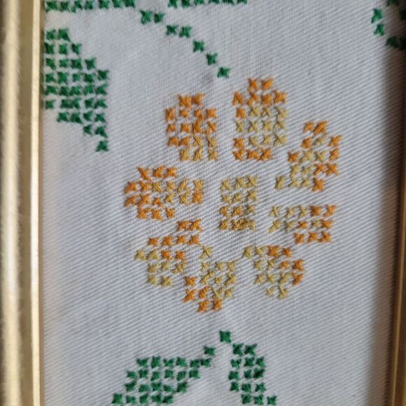 Vintage Lot of 2 embroidered / Cross stitch florals in frames small art Cottage - Picture 5 of 13